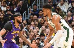 开云体育-浓眉哥在雄鹿比赛中战术调整，大胜引发热议！的简单介绍